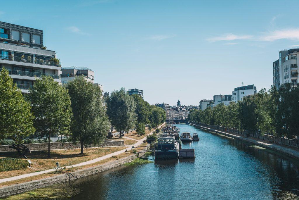 Photo de la Vilaine à Rennes avec des immeubles au bord